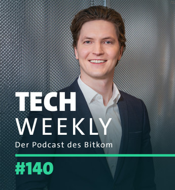 Person in dunklem Anzug und hellem Hemd lächelt vor grauer Wand. Text: "TECH WEEKLY" und "Der Podcast des Bitkom".