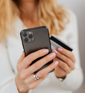 Frau mit Handy & Karte in der Hand