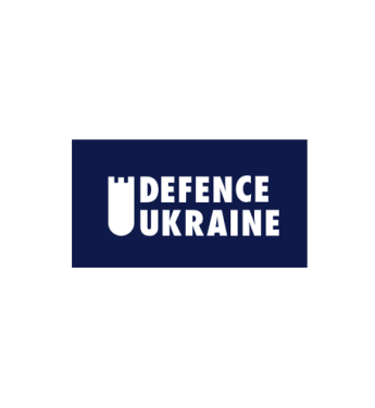 Logo mit dunkelblauem Hintergrund, grauem Turmsymbol und weißem Text „DEFENCE UKRAINE“ in Großbuchstaben.