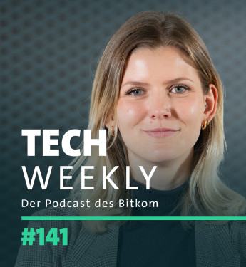 Person mit langen, blonden Haaren in einem hellen Raum, trägt dunkles Oberteil und goldene Ohrringe. Text: "TECH WEEKLY" und "#141".