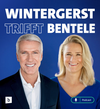 Zwei lächelnde Personen vor blauem Hintergrund, Text „WINTERGERST TRIFFT BENTELE“, Podcast-Symbol unten rechts.