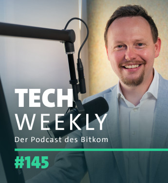 Person in hellem Anzug lächelt vor Mikrofon. Hintergrund mit strukturierter Wand. Text: "TECH WEEKLY", "Der Podcast des Bitkom", "#145".
