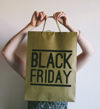 Black Friday Papiertüte hochgehalten