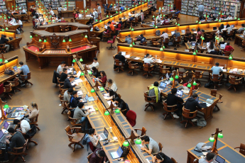 Studenten in Bibliothek