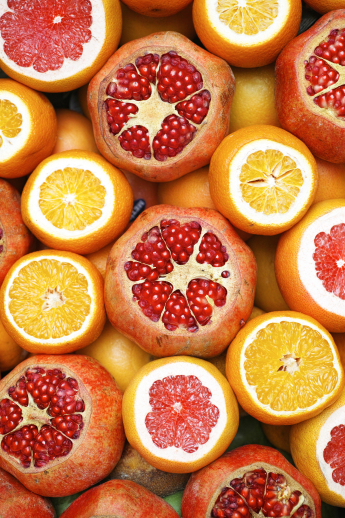 aufgeschnittene Orangen und Granatäpfel