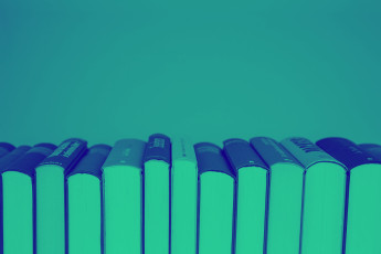 Ein Themenbild für Bildung, Digitalität und EdTech mit Büchern.