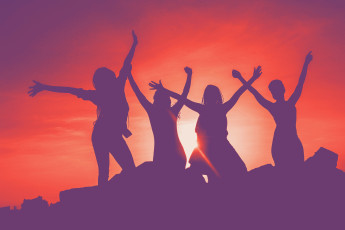 Vier Silhouetten von Personen mit erhobenen Armen auf erhöhtem Gelände vor einem rot-lila Farbverlauf.
