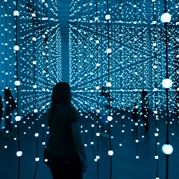 Frau in Kunstinstallation