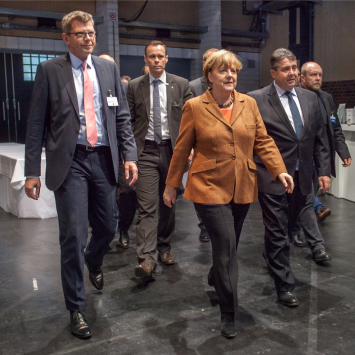 Rundgang beim Digital-Gipfel 2015, u.a. mit Thorsten Dirks und Angela Merkel.