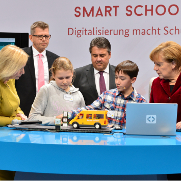 Merkel am Smart-School-Stand auf dem IT-Gipfel 2016.