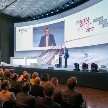 Thorsten Dirks steht auf der Bühne des Digital-Gipfels 2017 und hält eine Rede.