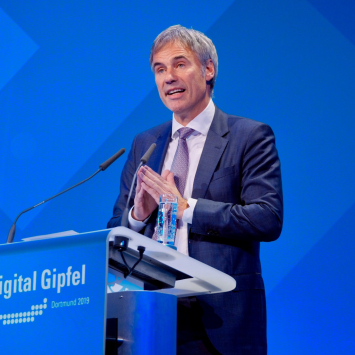 Achim Berg steht auf der Bühne des Digital-Gipfels 2024 und hält eine Rede.