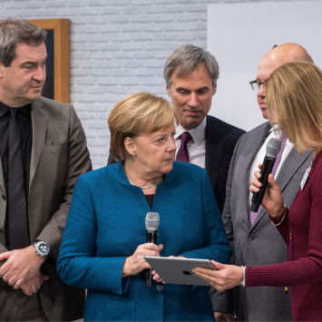 Rundgang auf dem Digital-Gipfel 2018, u.a. mit Merkel, Söder und Berg.