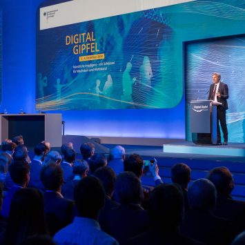 Achim Berg steht auf der Bühne des Digital-Gipfels 2024 und hält eine Rede.