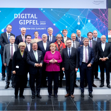 Familienfoto auf dem Digital-Gipfel 2019.