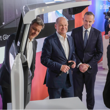 Rundgang auf dem Digital-Gipfel 2023, u.a. mit Scholz, Habeck und Wissing.
