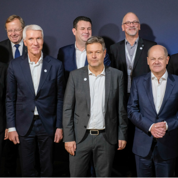 Familienfoto des Digital-Gipfels 2023, u.a. mit Scholz, Habeck und Wintergerst.