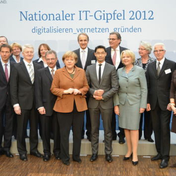 Familienfoto auf dem IT-Gipfel 2012, u.a. mit Prof. Dieter Kempf und Angela Merkel.