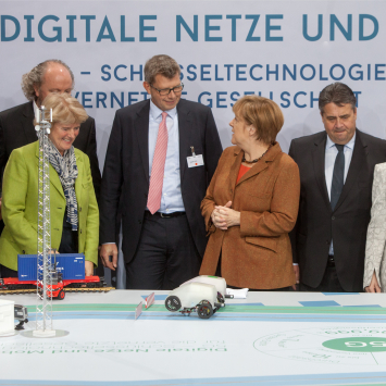 Rundgang beim Digital-Gipfel 2015, u.a. mit Thorsten Dirks und Angela Merkel.