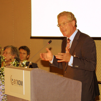 Willi Berchtold spricht auf der Bitkom-Jahrestagung 2003 hinter einem Rednerpult.