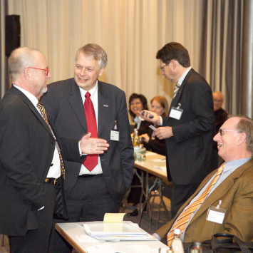 Dr. Volker Jung auf der Bitkom-Jahrestagung 2004 im Gespräch mit weiteren Teilnehmern.