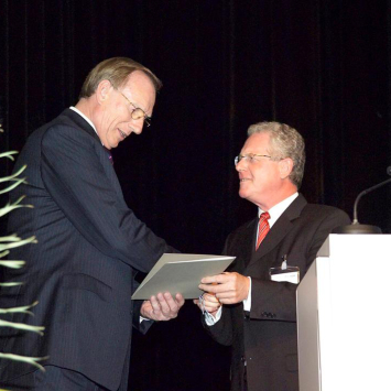Willi Berchtold überreicht eine Urkunde an Dr. Volker Jung.