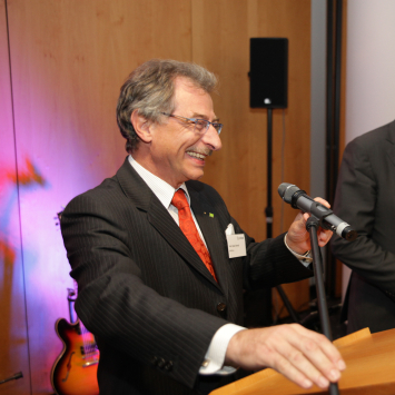 Prof. Dieter Kempf spricht auf der it-sa 2011 in ein Mikrofon.