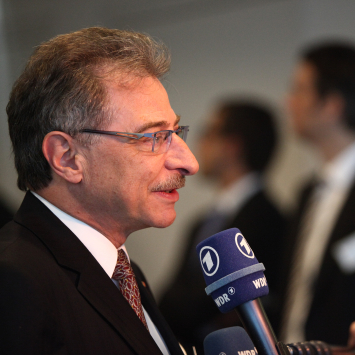 ARD interviewt Prof. Dieter Kempf auf dem IT-Gipfel 2012.