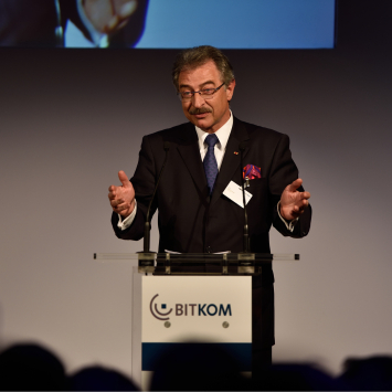 Kempf spricht auf dem IT-Gipfel 2014 hinter einem Rednerpult.