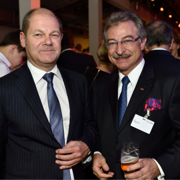 Foto von Olaf Scholz und Dieter Kempf auf dem IT-Gipfel 2014.