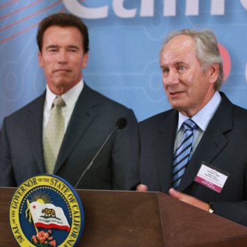 Scheer hält eine Rede auf der CeBIT 2009 - Arnold Schwarzenegger steht neben ihm.