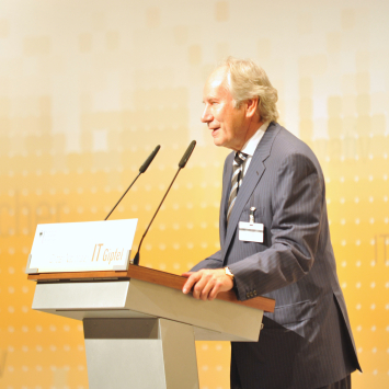 Scheer hinter dem Rednerpult auf dem IT-Gipfel 2008.
