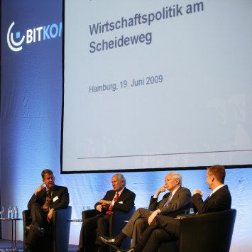 Scheer in einer Paneldiskussion auf der Bühne während der Jahrestagung 2009.
