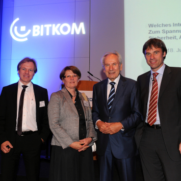 Gruppenfoto auf der Jahrestagung 2010, u.a. mit Scheer und Berg.