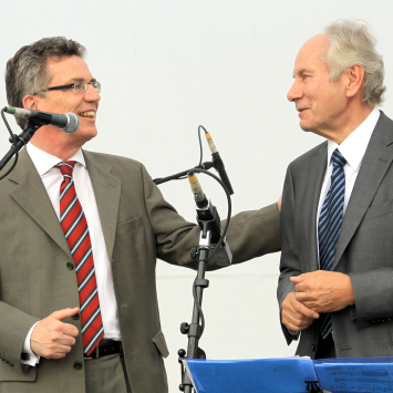 Scheer auf der Bühne mit Thomas de Maizière auf dem Sommerfest 2010.