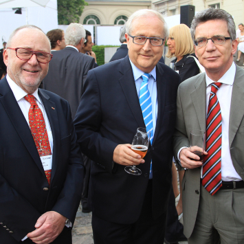 Bild von Heinz-Paul Bonn, Rainer Brüderle und Thomas de Maizière auf dem Sommerfest 2010.