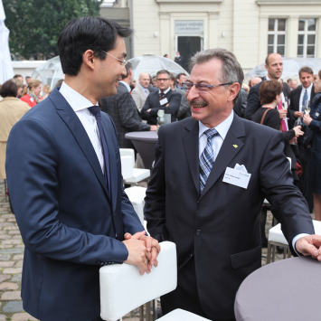 Prof. Dieter Kempf und Philipp Rösler unterhalten sich auf dem Sommerfest 2012.