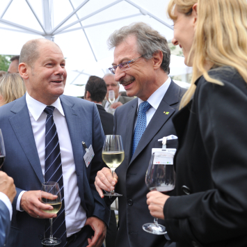 Prof. Dieter Kempf und Olaf Scholz unterhalten sich auf dem Sommerfest 2013.