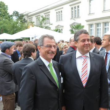 Prof. Dieter Kempf und Sigmar Gabriel stehen nebeneinander und schauen zur Bühne. 
