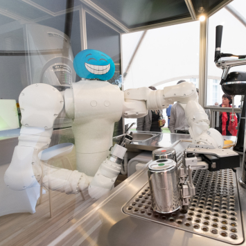 Ein Roboter zapft Bier.