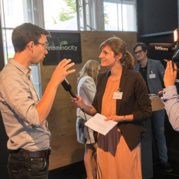 Auf dem Sommerfest 2016 werden Interviews geführt.