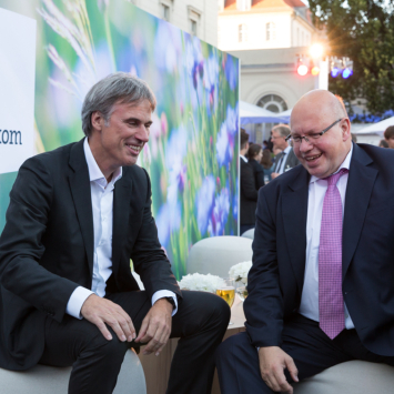 Achim Berg und Peter Altmaier in einer Unterhaltung