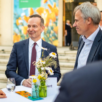 Volker Wissing und Achim Berg in einer Unterhaltung