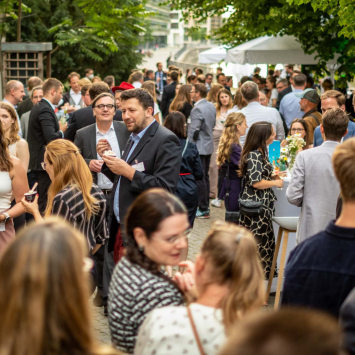 Ausgelassene Gespräche beim Sommerfest 2022