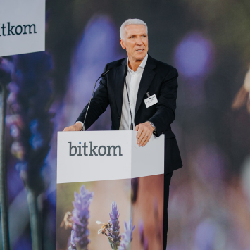 Ralf Wintergerst hält die Eröffnungsrede auf dem Sommerfest 2024