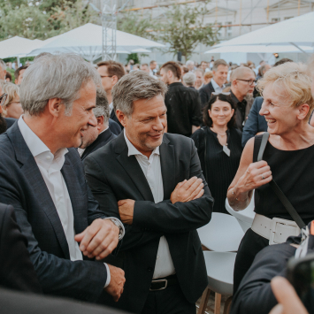 Gespräch u.a. zwischen Achim Berg und Robert Habeck