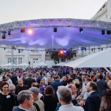 Blick in die Menge beim Sommerfest 2024