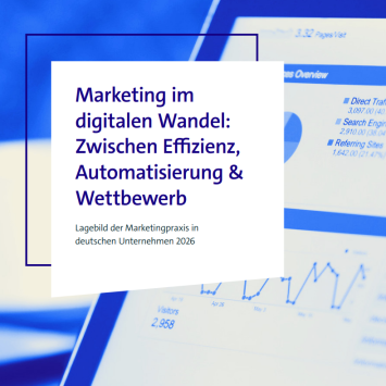 Digitale Präsentation auf einem Tablet mit Diagrammen und Statistiken zu Besucherzahlen. Stift auf Holzoberfläche.