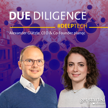 Zwei Personen vor buntem, abstraktem Hintergrund. Text: "DUE DILIGENCE #DEEPTECH" und "Alexander Glätzle, CEO & Co-Founder planqc".