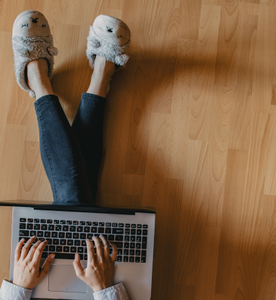 Titelbild Regulierung Frau mit Laptop auf Laminatboden